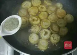 Illustration of how to make stir-fried large intestine 5