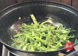 Stir-fried water spinach stalks with meat Illustration of how to make silk 12