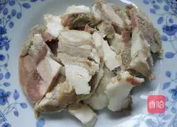 Illustration of how to stir-fry pork head with garlic 2