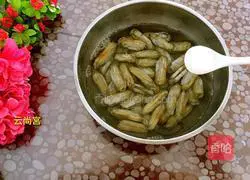 Illustration of how to stir-fry razor clams with green onion and ginger 2