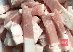 Illustration of Recipe of Stewing White Kidney Beans with Pork Belly and Potatoes 1