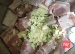 Illustration of how to make steamed pork ribs with lotus leaf glutinous rice 4