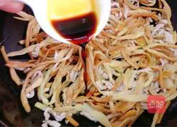 Illustration of how to stir-fry shredded pork with daylily 8