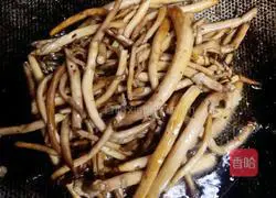 Illustration of how to make stir-fried old duck, tea tree mushrooms 2