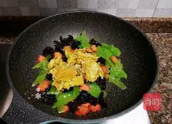 Illustration of how to make lettuce, fungus and scrambled eggs 12