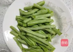  Illustration of how to make stir-fried green beans 1