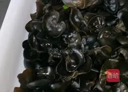 Illustration of how to stir-fry shredded pork with celery and fungus 3 