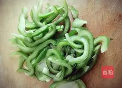 Illustration of how to make spicy shredded chicken 4