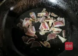 Illustration of how to make fried bacon with hand-shredded cabbage 4