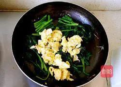 Illustration of how to make spinach and scrambled eggs 9