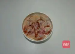 Illustration of braised chicken wings with lotus root and strips in sour soup 1