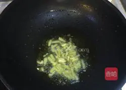 Illustration of how to stir-fry pork liver with parsley 2