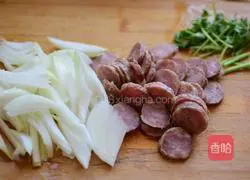 Illustration of how to make fried onions and sausages 2