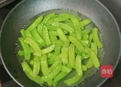 Illustration of how to make beef snow pea bento 6