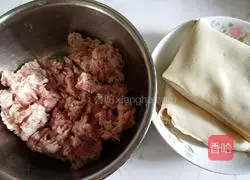 Illustration of how to make steamed meat rolls with tofu skin 2