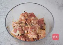 Illustration of how to make steamed pork ribs with black bean sauce 4