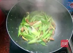 Illustration of how to stir-fry pork with celery 7