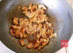 Illustration of how to stir-fry pork head with cucumber 5