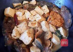 Illustration of how to make braised crucian carp and tofu with soy sauce 15