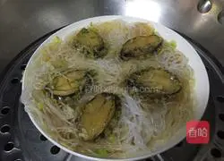 Illustration of how to make steamed abalone with garlic vermicelli 8