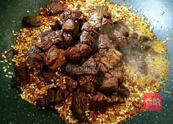 Illustration of how to make spicy cumin beef cubes 9