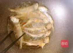 Dry-fried Illustration of how to make yellow croaker 8