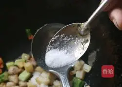 Illustration of how to make three cubes of pork belly 13