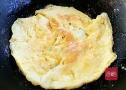 Illustration of how to make fried eggs with garlic sprouts 6