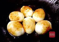 Illustration of how to cook pork with tiger skin eggs 7