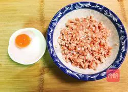 Illustration of how to make steamed pork pie with salted egg yolk 2