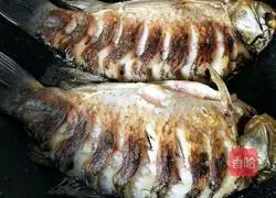 Illustration of braised crucian carp 9