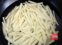 Illustration of how to make fried beef with potatoes 2