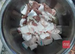 Illustration of how to make fried pork slices with chili noodles 1