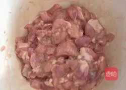 Illustration of how to stir-fry diced chicken with fungus 2