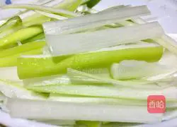 Illustration of how to make spicy stir-fried snow peas with mushroom sauce 4