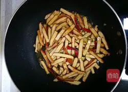 Illustration of how to stir-fry dried tofu with garlic moss 6