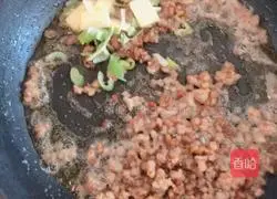 Illustration of how to cook eggplant with fried minced pork and sauce 8