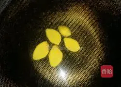 Illustration of how to make wolfberry mixed with tripe 3