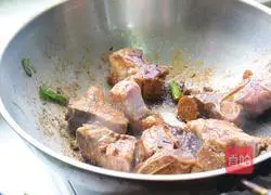 Illustration of how to stew beans with big bones 4