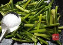 Illustration of how to make fried sausage with garlic sprouts 5