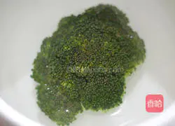 Illustration of how to make broccoli chicken strips 2