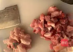 Illustration of how to cook the roasted pork with eggplants before serving them 2