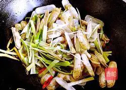 Illustration of how to stir-fry razor clams with green onion and ginger 8