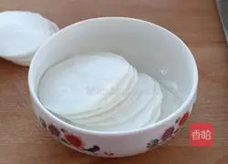 Crystal Illustration of how to make pork and radish rolls 1