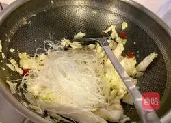 Illustration of how to make scrambled eggs with cabbage and vermicelli 8