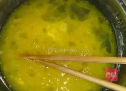 Illustration of how to make fried eggs with garlic moss 2