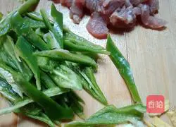 Illustration of how to stir-fry shredded pork with green pepper 2