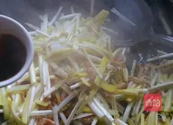 Illustration of how to make fried shredded pork with chives 9