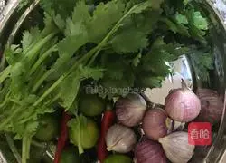 Illustration of how to make spicy and sour chicken feet 6