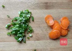 Illustration of how to make stir-fried shrimps with lotus root 2